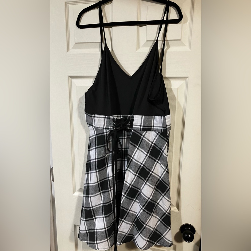 Black and white plaid a-line dress 👗 with a lace up waist detailing